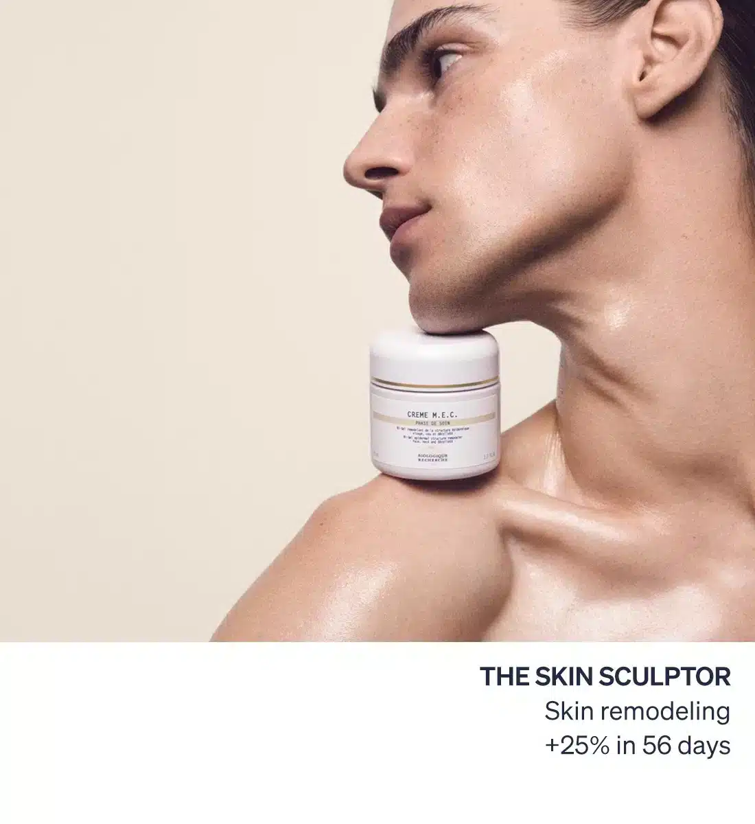 Homme tenant la Crème M.E.C. Biologique Recherche sur l’épaule, soin visage sculptant